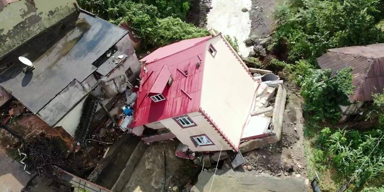 Giresun’da Köseler Köyünde Yaşanan Selde Yan Yatan 2 Katlı Ev Havadan Görüntülendi