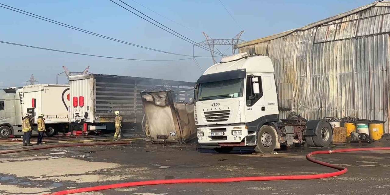 Ataşehir’de 2 Tır Dorsesi Ve 1 İş Yeri Küle Döndü