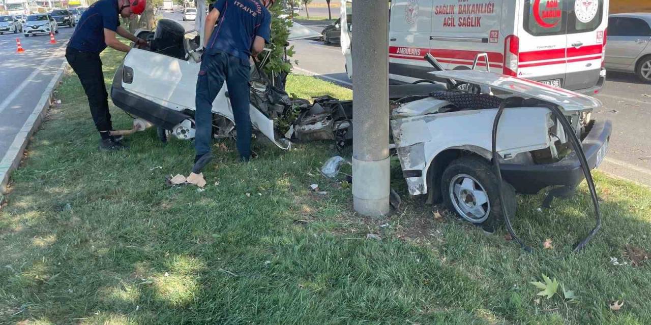 Direğe Çarpan Otomobil İkiye Bölündü: 1 Ölü, 1 Yaralı