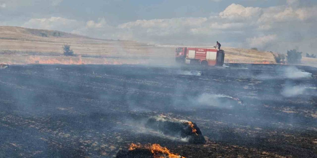 Anız Yangını Saman Balyaları Ve Ekili Arazilere Zarar Verdi