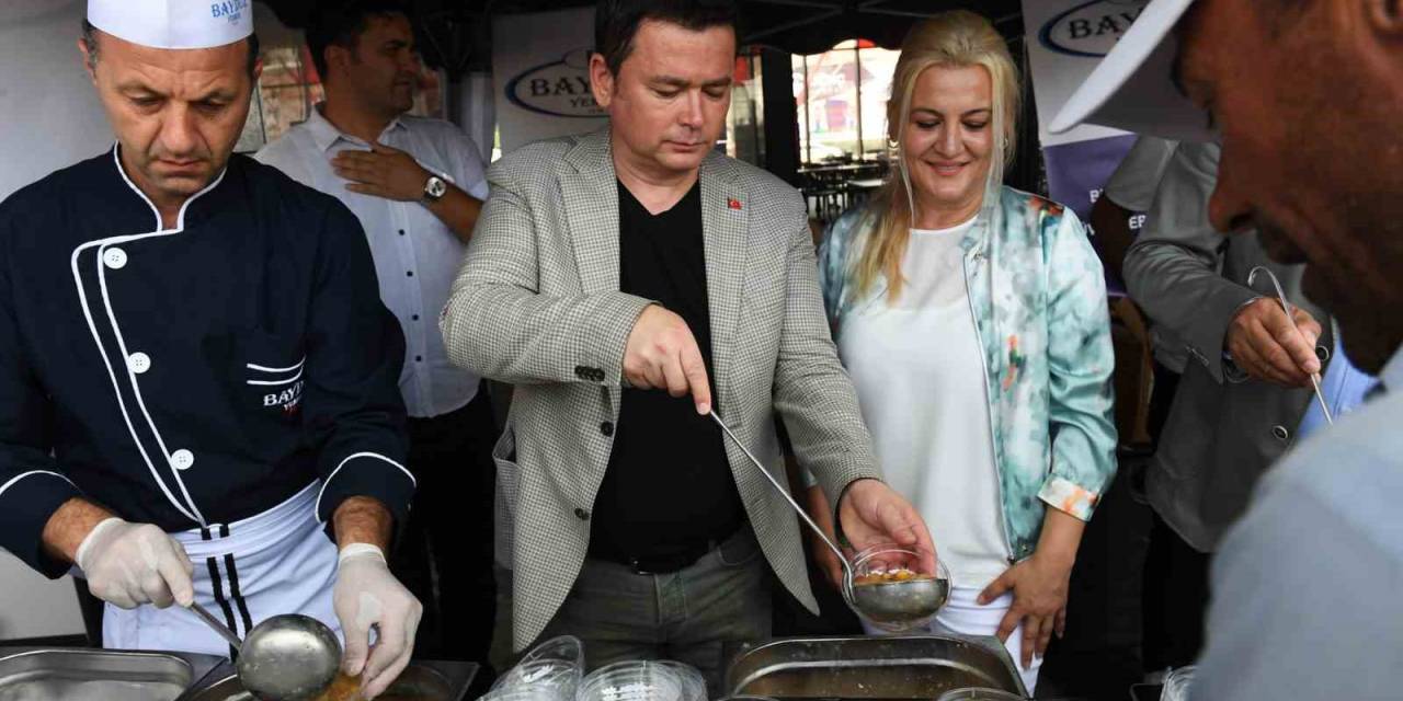 Başkan Aydın, Kazanın Başına Geçti Aşure Dağıttı