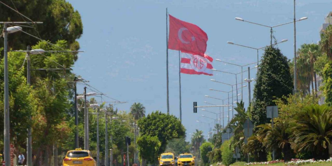Antalya’da Rekor Sıcaklık Nedeniyle Sokaklar Boşaldı, Sahiller Doldu