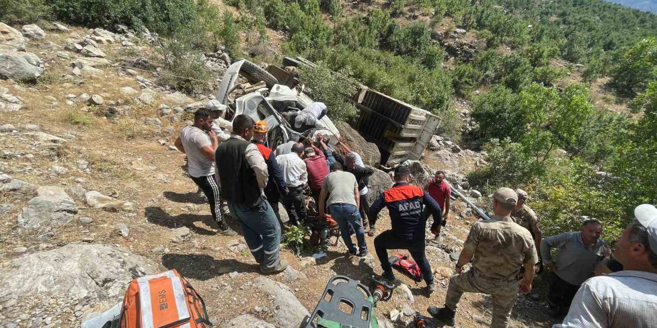 Devrilen Kamyonetin Altında Kalan Sürücü Yaralandı