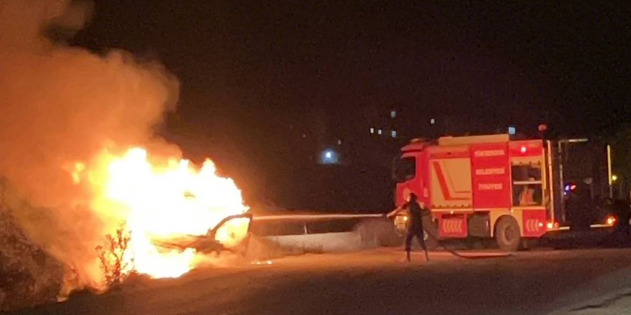 Yüksekova’da Ticari Araç Alev Alev Yandı