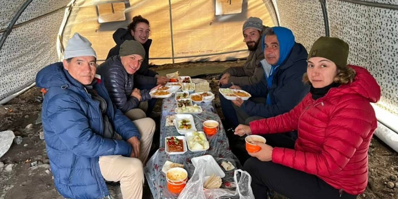 Ağrı Dağı’nda İki Dağcı 4 Bin 600 Metrede Fırtına Ve Siste Yollarını Kaybettiler, Donarak Öldüler