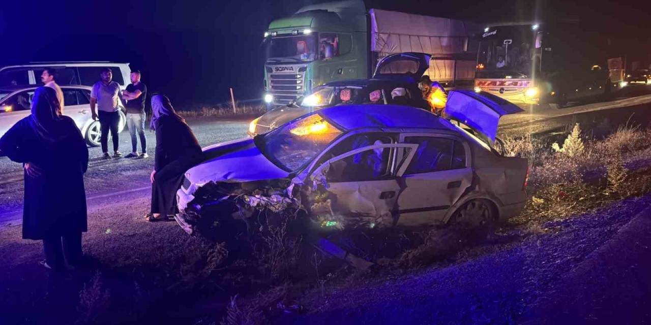 Biçerdöveri Sollamak İsterken Karşıdan Gelen Araçla Çarpıştı: 6 Yaralı