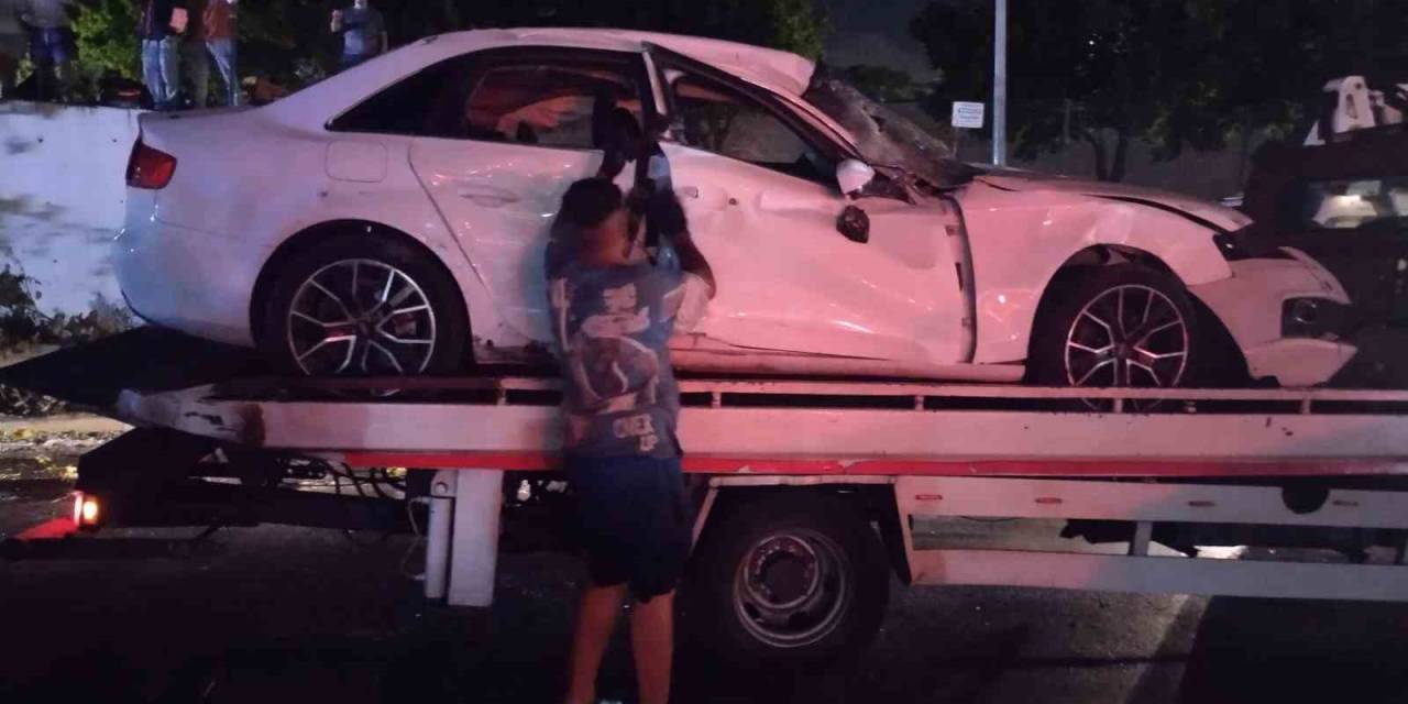 Pendik’te Kontrolden Çıkan Otomobil Bariyeri Aşıp Yola Devrildi