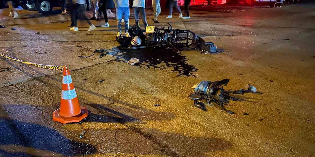 Kontrolden Çıkan Otomobil Karşı Şeride Geçip Motosiklete Çarptı: 2 Ağır Yaralı