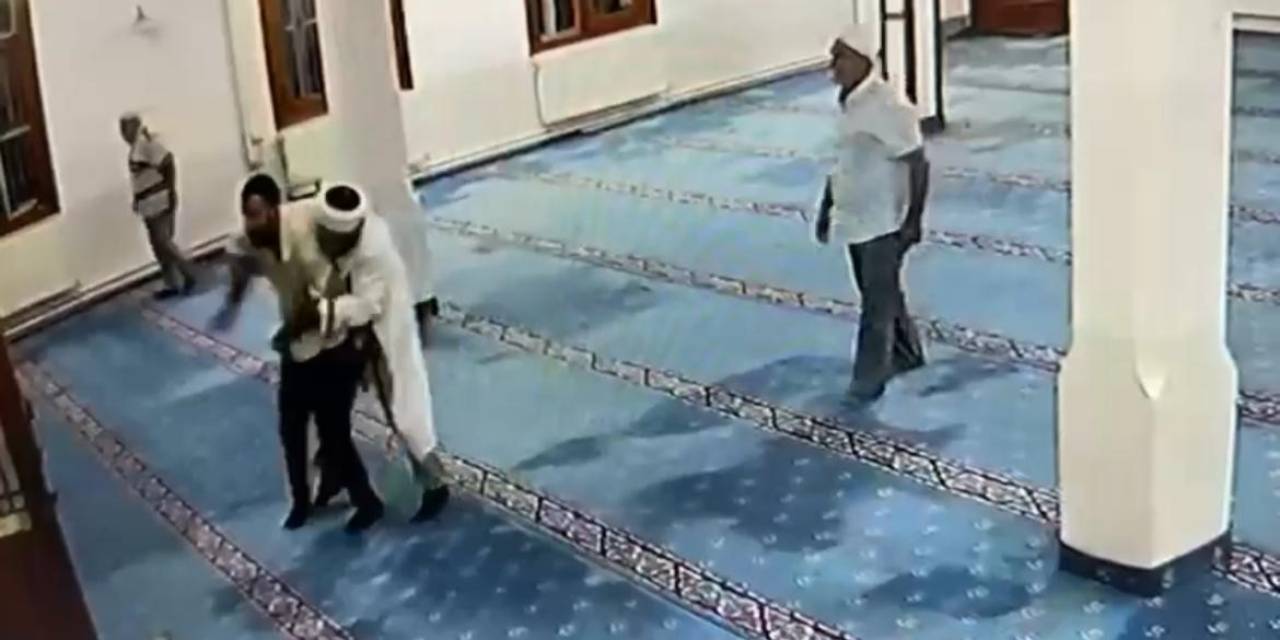 İmam Camide Kendine Bıçakla Zarar Vermeye Çalışan Şahsa Engel Oldu