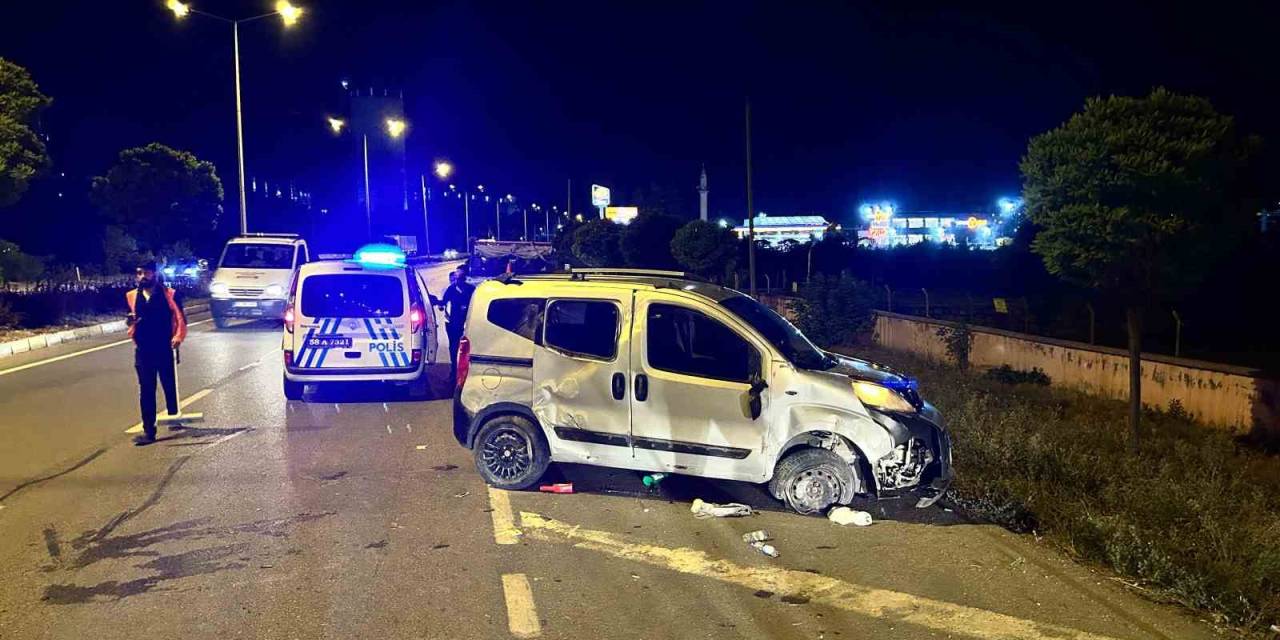 Hafif Ticari Araç Yan Yatıp 30 Metre Sürüklendi: 3 Yaralı