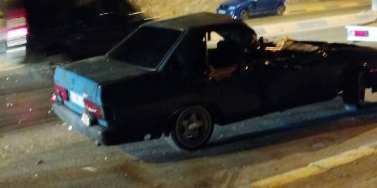 Kontrolden Çıkan Otomobil, Çöp Kamyonuna Arkadan Çarptı: 1 Yaralı