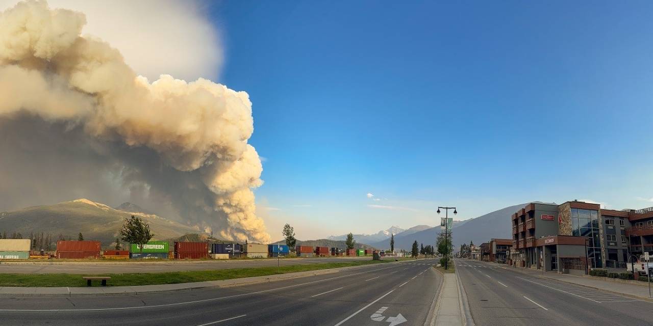 Kanada’da Milli Parktaki Yangın Kasabaya Ulaştı