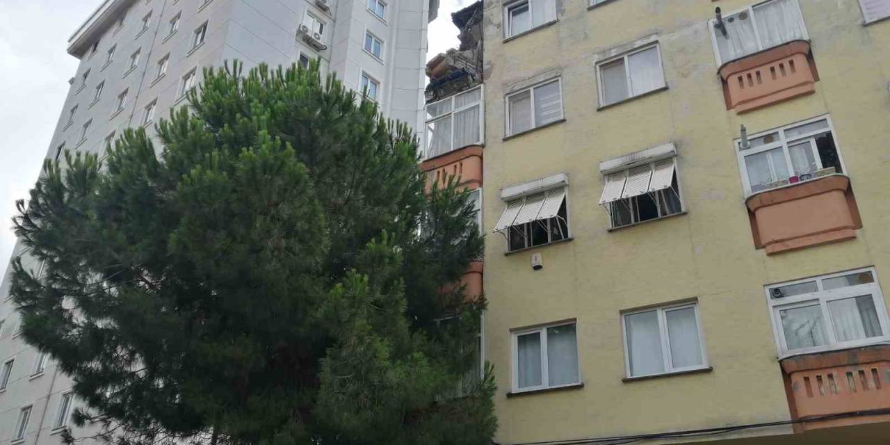 Kartal’da 4 Katlı Binada Balkon Çöktü