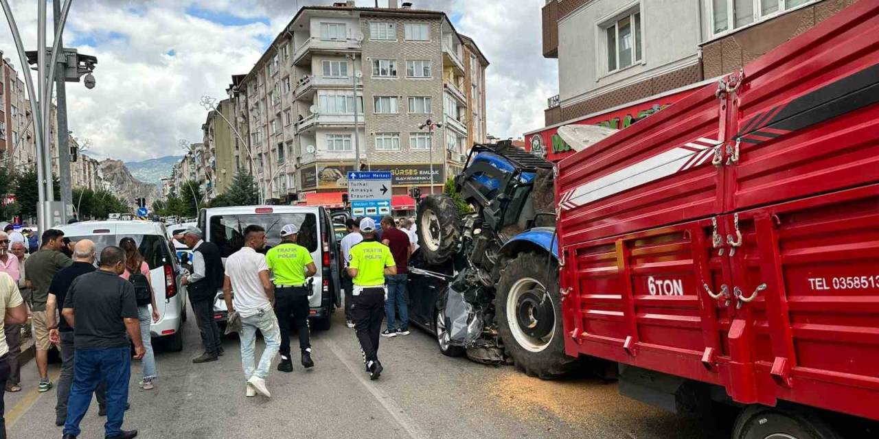 Tokat’ta Freni Boşalan Traktör Aracın Üstüne Çıkarak Durabildi