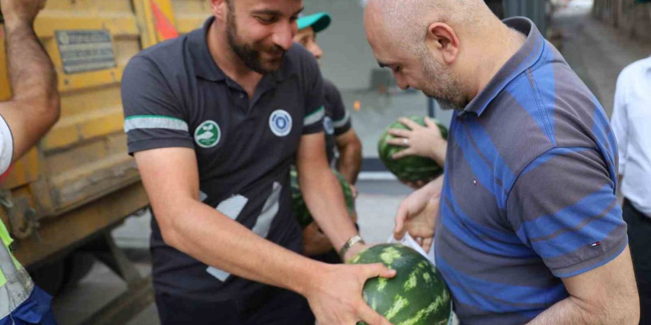 Tarlada Kalan Karpuzları Çiftçiden Aldılar, Vatandaşa Ücretsiz Dağıttılar