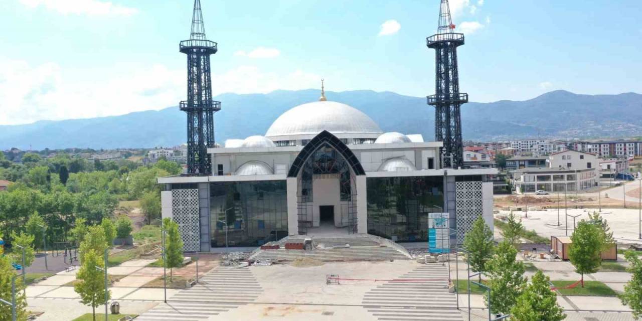 Kartepe Kent Meydanı Camii’nde Hummalı Çalışma