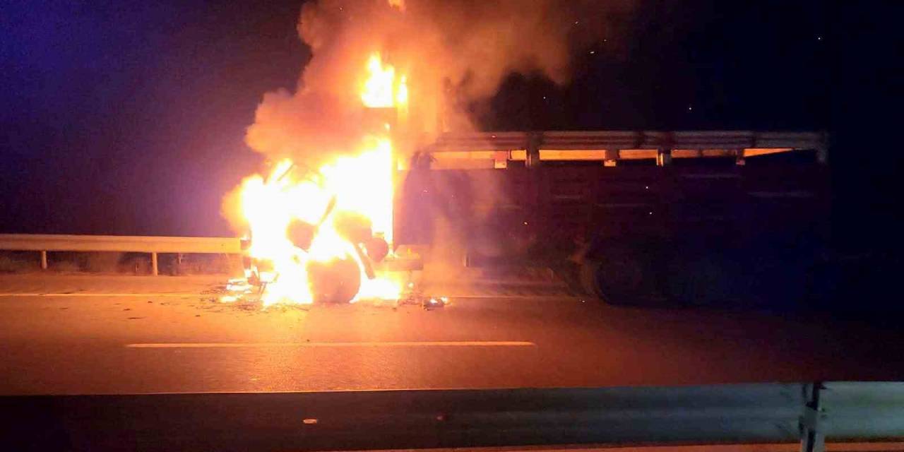 Alev Topuna Dönen Kamyon Küle Döndü