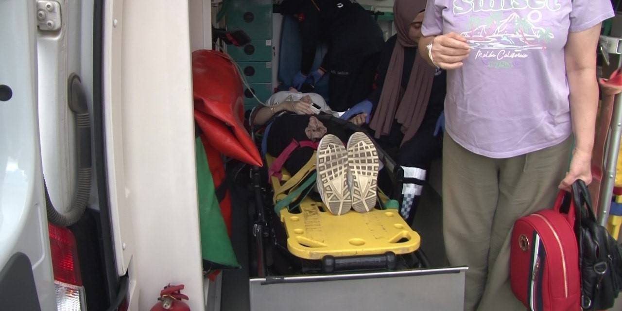 Üsküdar’da Lüks Araç Park Halindeki Ticari Taksiye Çarptı: 3 Yaralı