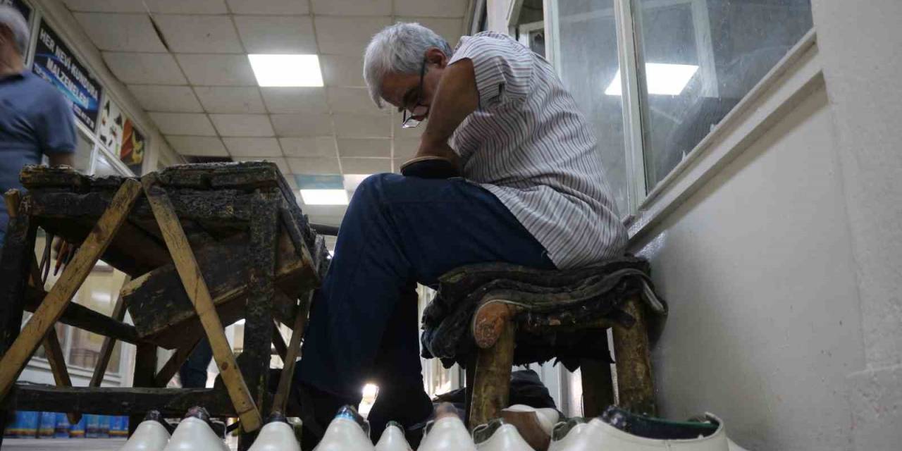 Diyarbakır’da 58 Yaşındaki Usta, Yarım Asırdır Yöresel Ayakkabı Üretimi Yapıyor