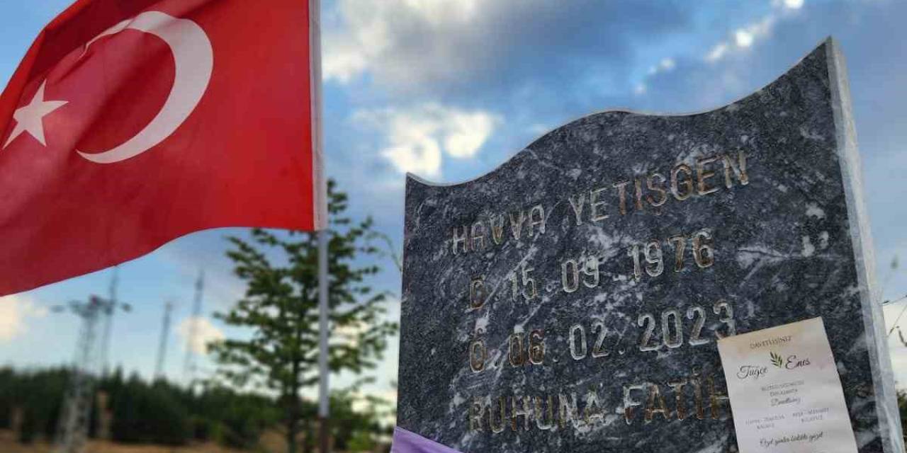 Depremde Kaybettiği Annesinin Mezarına Düğün Davetiyesi Bıraktı, Kına Gecesi Yürekleri Isıttı