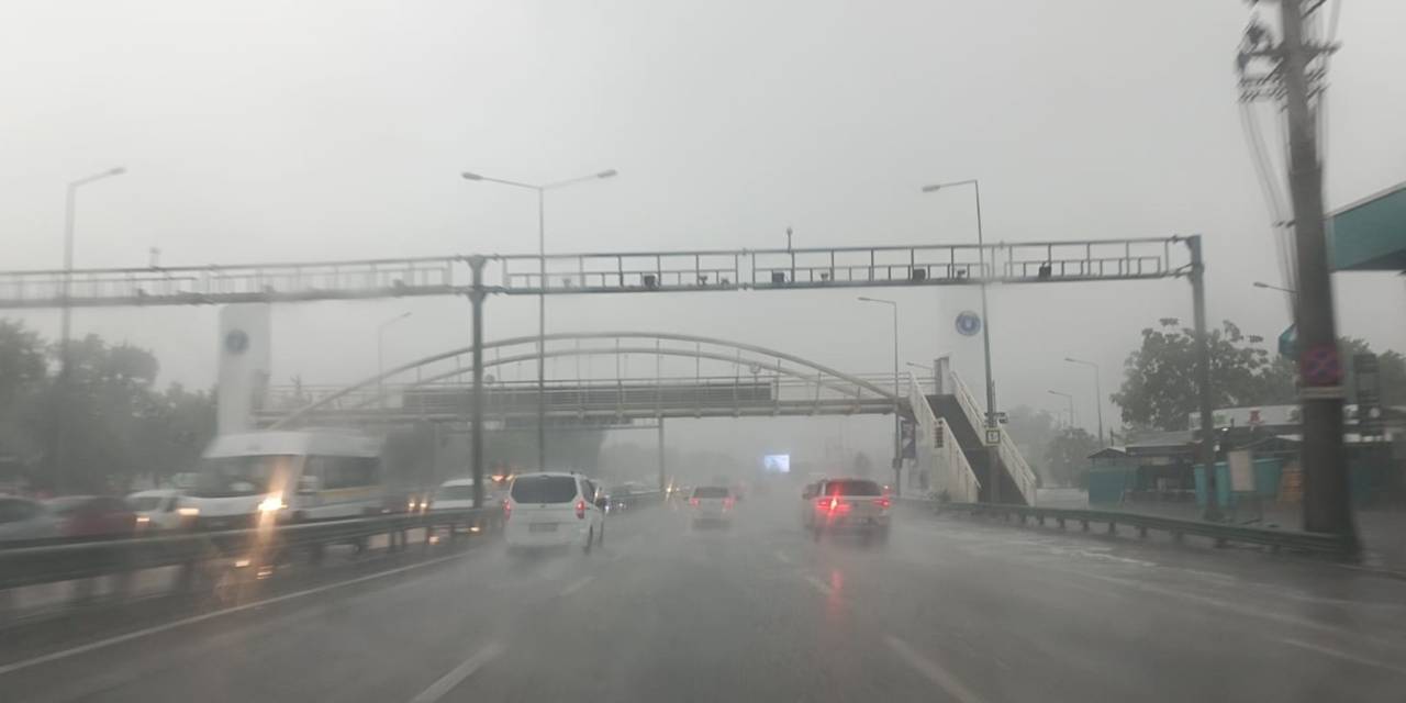 Bursa’da Yollar Dereye, Merdivenler Şelaleye Döndü