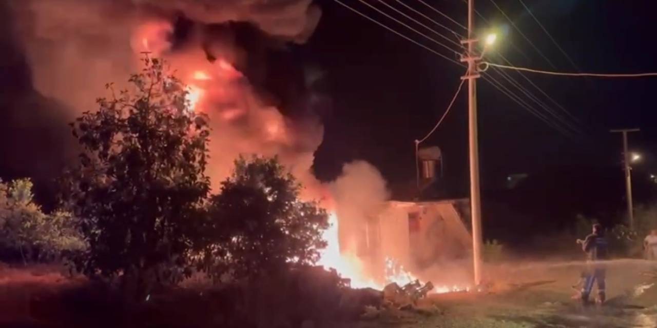 Atıkların Tutuşmasıyla Çıkan Yangında Ev Yanmaktan Son Anda Kurtarıldı