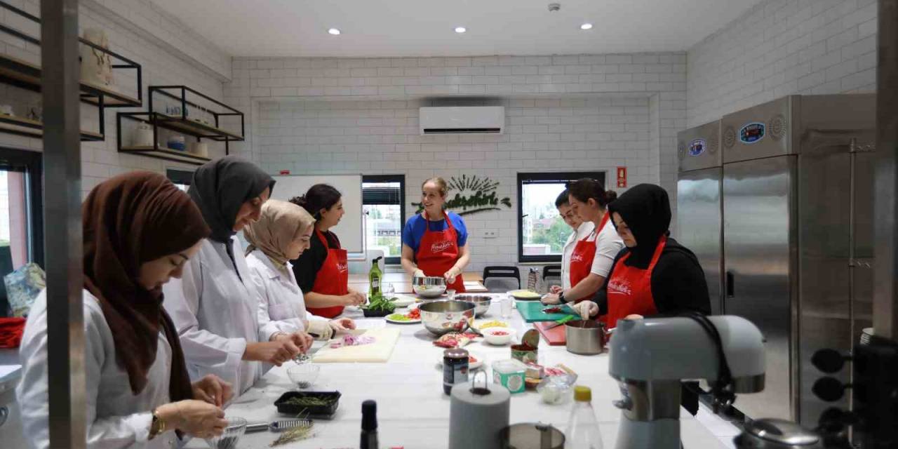 Başakşehir Belediyesi’nin Hayata Geçirdiği Kadın Aktivite Merkezi’nde Binlerce Kadın Eğitim Alıyor