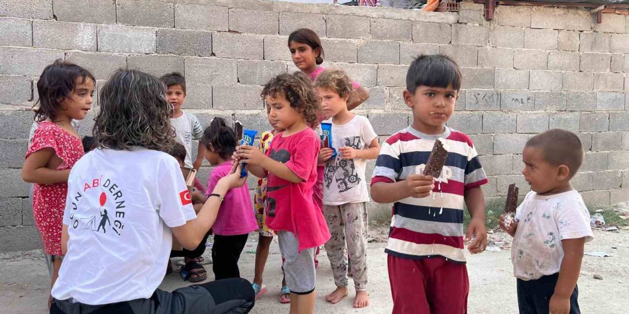 Sıcaktan Bunalan Çocuklara Dondurma