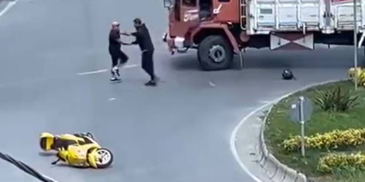 Büyükçekmece’de Kazadan Sorumlu Tuttuğu Kamyon Şoförünün Kafasına Kaskıyla Vurdu