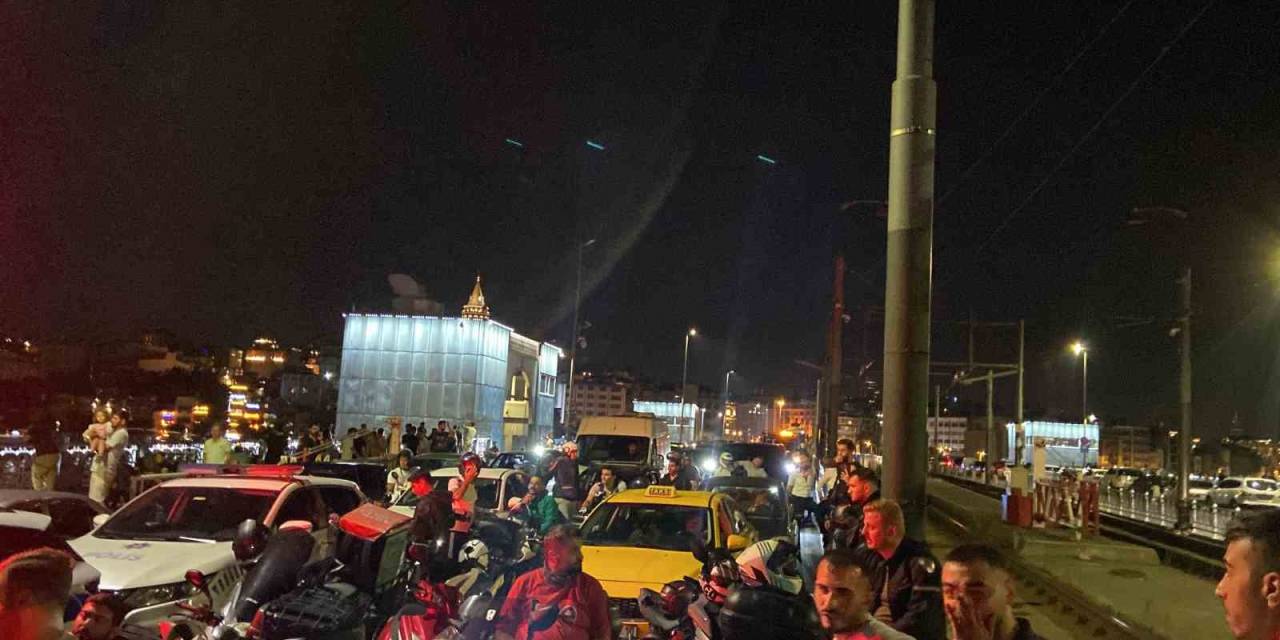 Galata Köprüsü’nde Park Halindeki Araçlara Vuran Hafif Ticari Araç Yan Yattı: 2 Yaralı