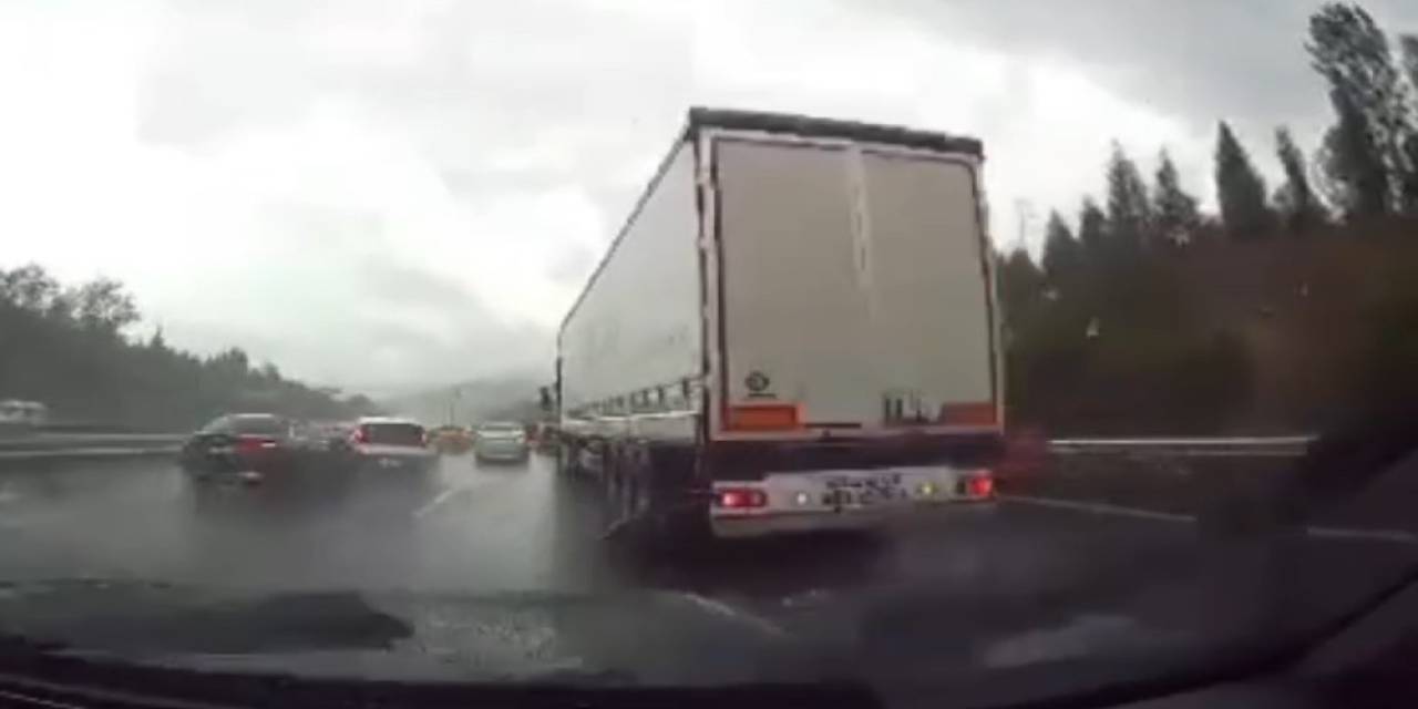 Yağıştan Sonra Kayganlaşan Yolda Üst Üste Kaza Meydana Geldi