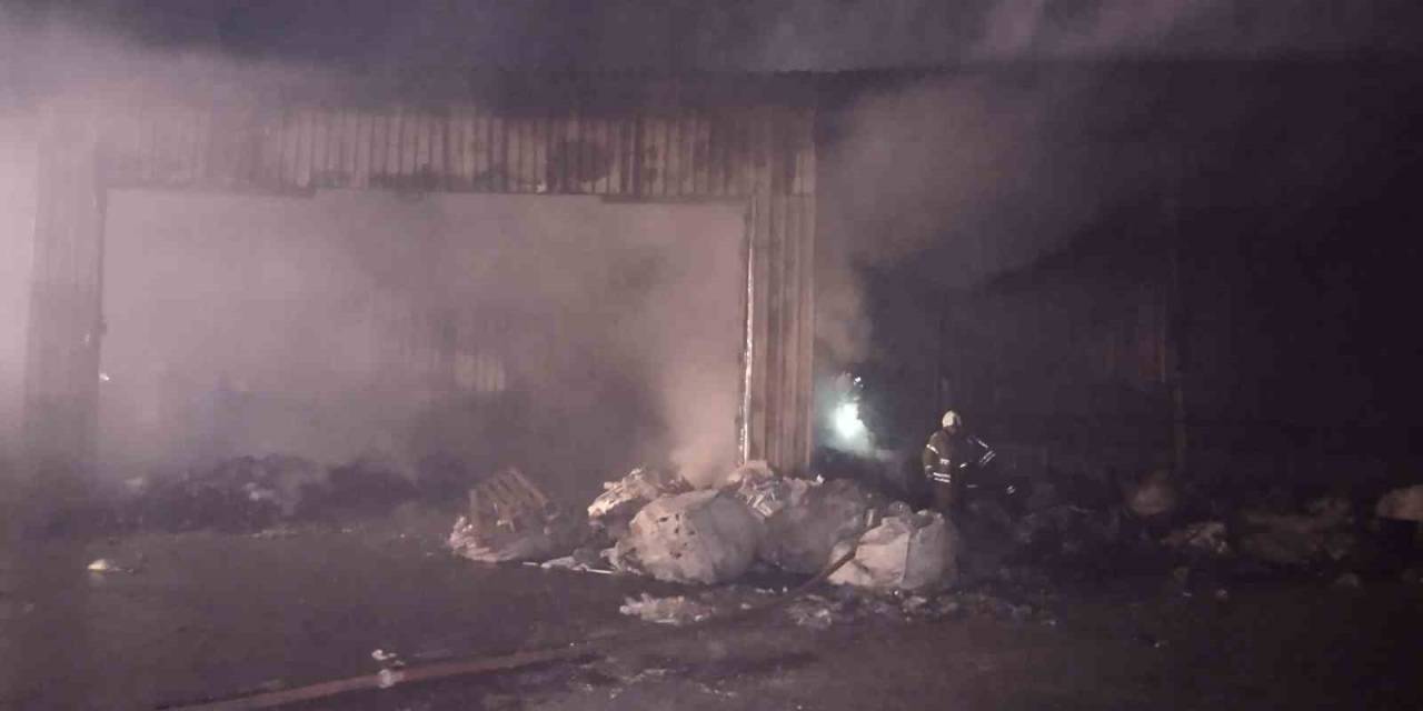 Ümraniye’de Atık Kağıt Geri Dönüşüm Tesisinde Çıkan Yangın Söndürüldü