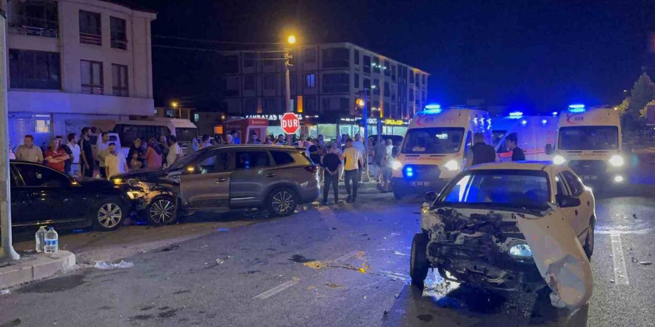 Yasak Yerden U Dönüşü Zincirleme Kazaya Sebep Oldu: 1’i Çocuk 7 Yaralı