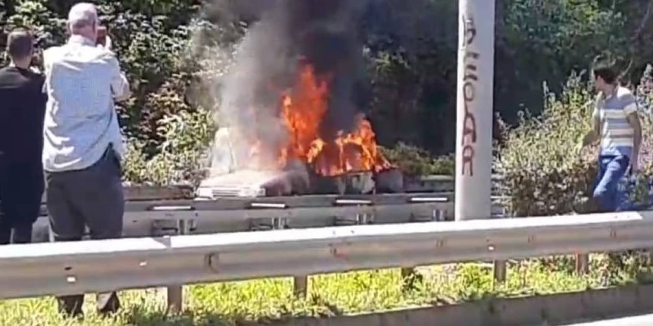 Trabzon’da Seyir Halindeki Araç Böyle Yandı