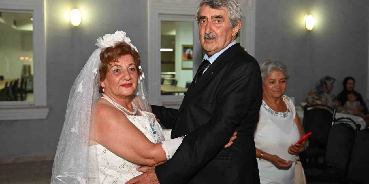 Özlemini Çektiği Beyaz Gelinliği 56 Yıl Sonra Giydi