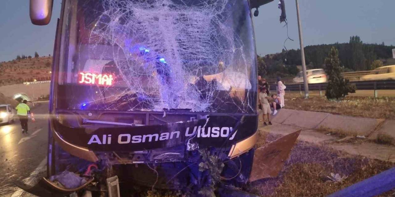 Afyonkarahisar’da Otobüs Bariyerlere Çarptı: 2 Yaralı