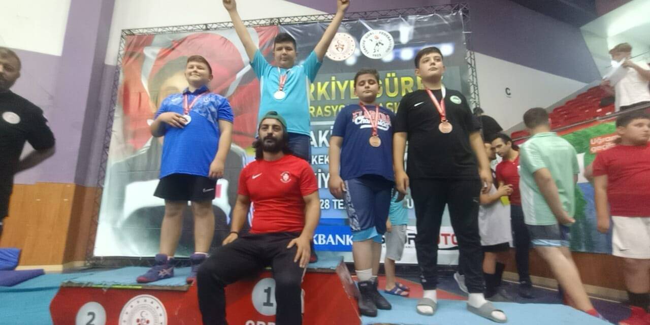 Ümraniye’nin Güreş Yıldızları’ndan Çifte Başarı