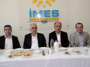 Ak Partili Milletvekili Partinin İcraatlarını Su Bardağını Doldurarak Anlattı