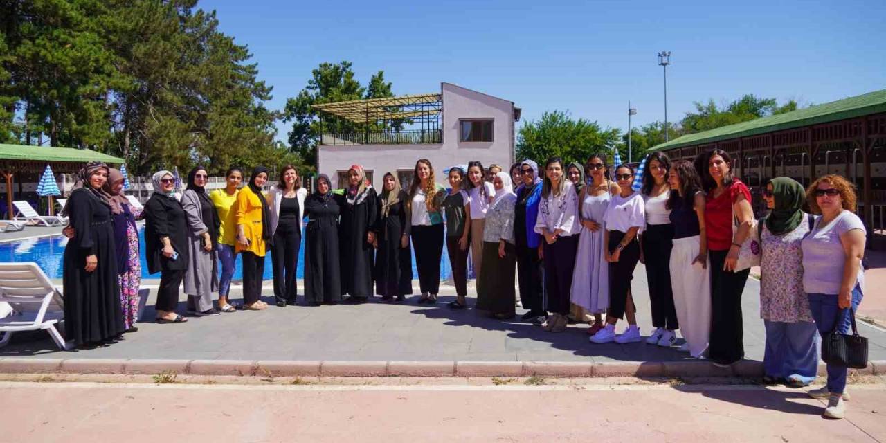 Diyarbakır’da Kadınlara Yüzme Havuzu Açıldı