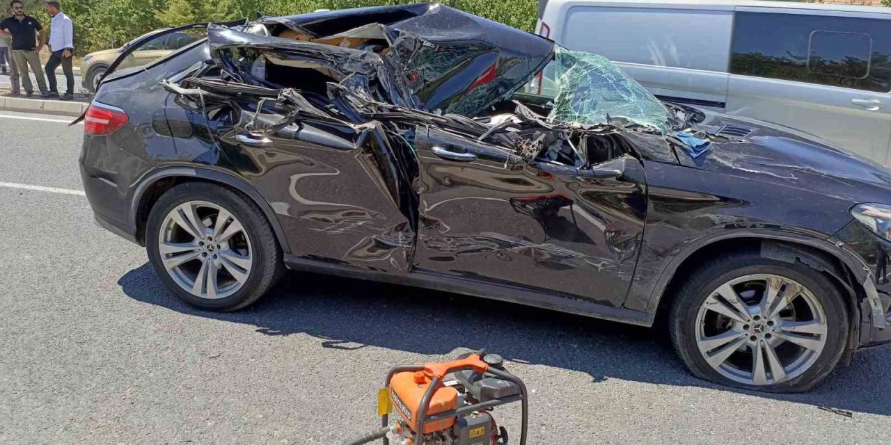 Otomobil İle Kargo Kamyonu Çarpıştı: 1 Ölü