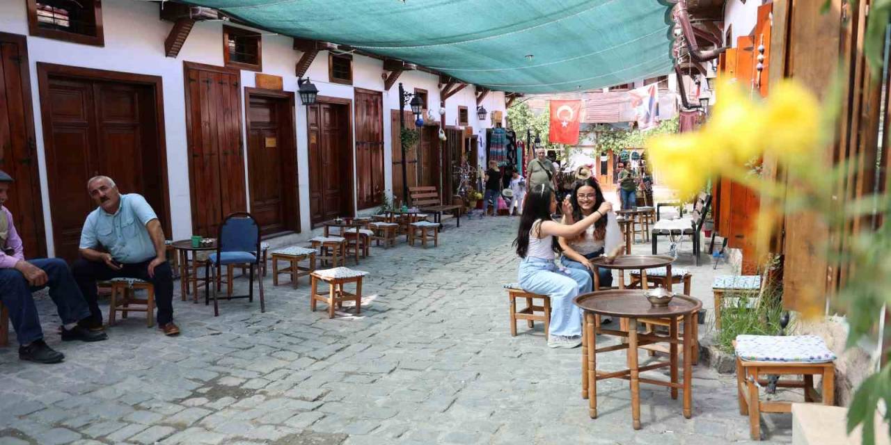 Türkiye’ye Örnek Oldu, Bu Sokak Kadınların El Emeğiyle Canlandı