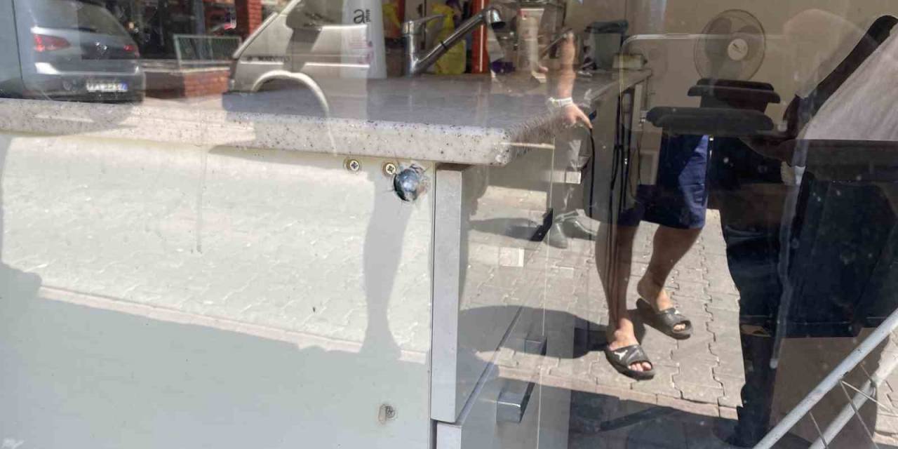 Camdaki Çatlaklar Polis Ekiplerini Harekete Geçirdi