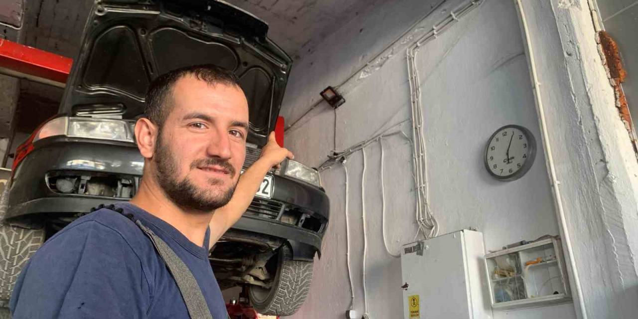 Karaman’da Bir Çift Kumru 2 Yıldır Oto Tamirci Dükkanına Yuva Yapıyor