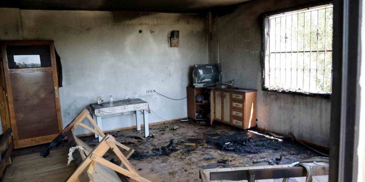 Orman Yangınında Evi Yanan Yaşlı Adam: "İyi Kötü Bir Ev Yapmıştık"