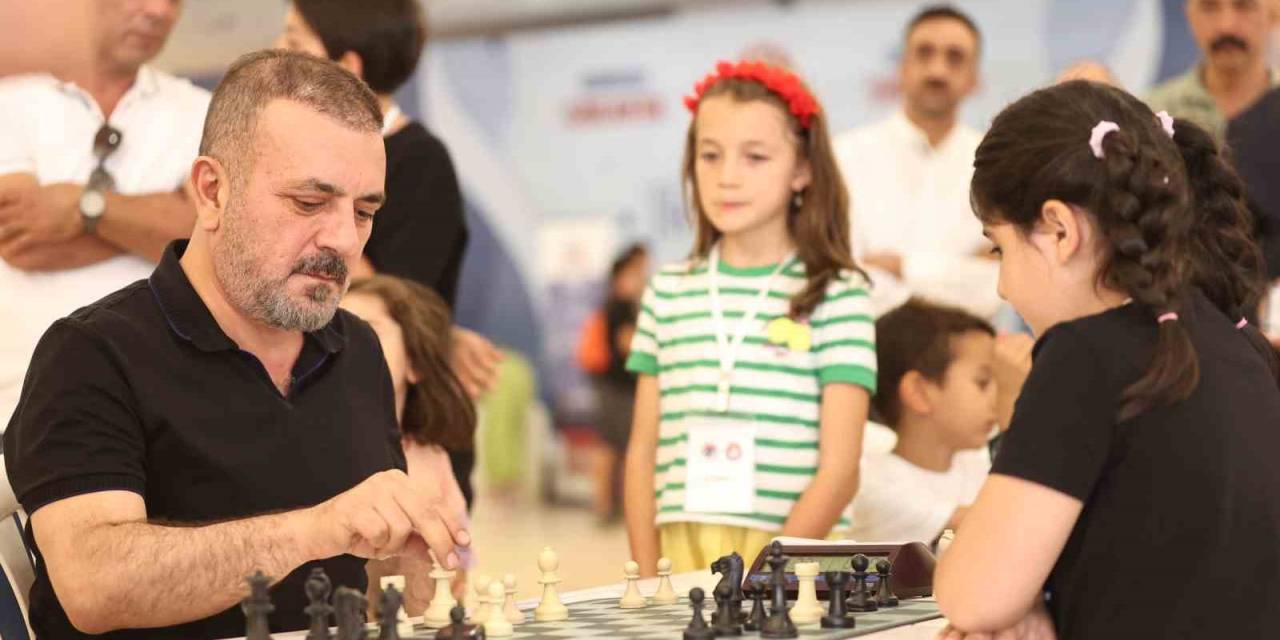 Sincan Satranç Turnuvasında Şampiyonlar Başkan Ercan’ın Elinden Ödül Aldı
