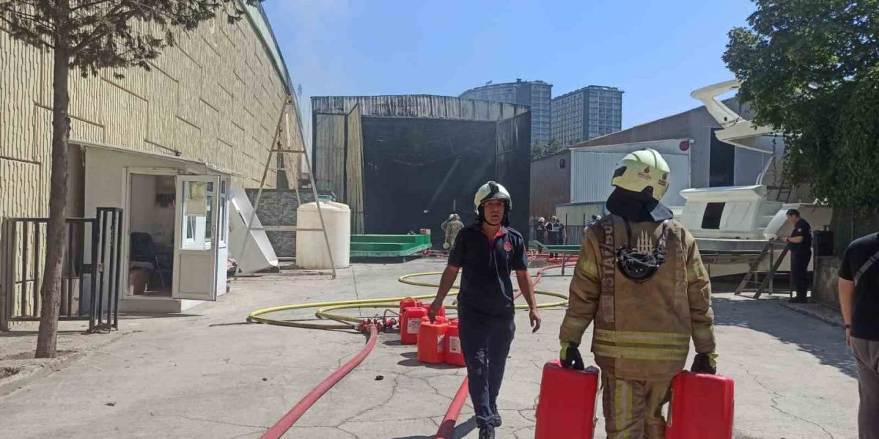 Tuzla’da Yat İmalathanesinde Yangın Çıktı