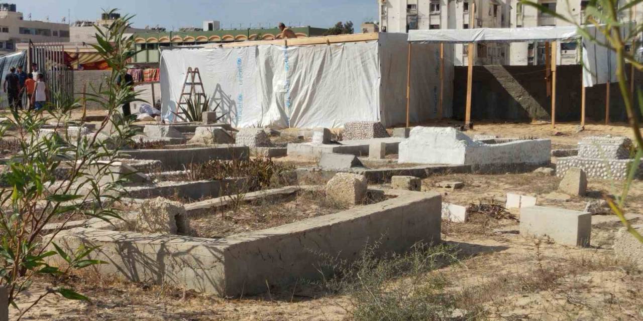Mezarlıklar, Gazze Şeridi’nde Yerinden Edilmiş Filistinlilere Sığınak Oldu