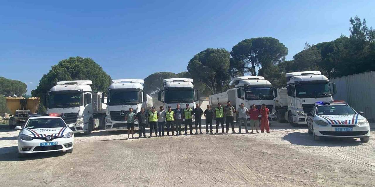 Trafik Jandarması Kamyon Ve Çekici Şoförlerini Bilgilendirdi