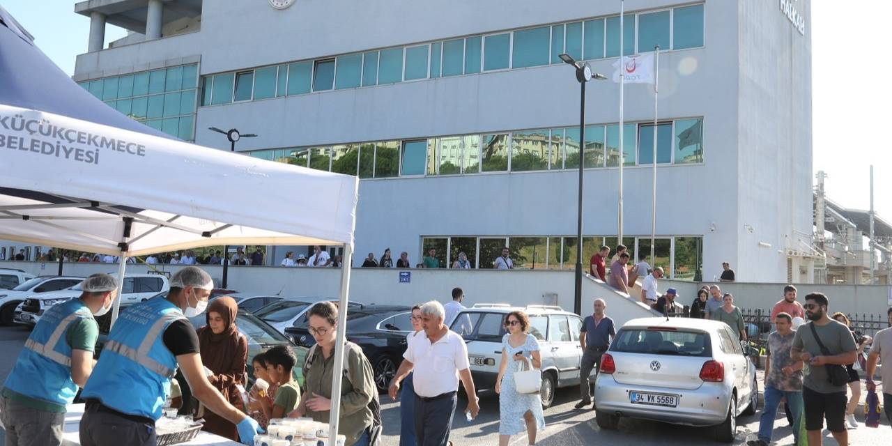Küçükçekmece Belediye Başkanı Kemal Çebi Vatandaşlara Aşure İkramında Bulundu