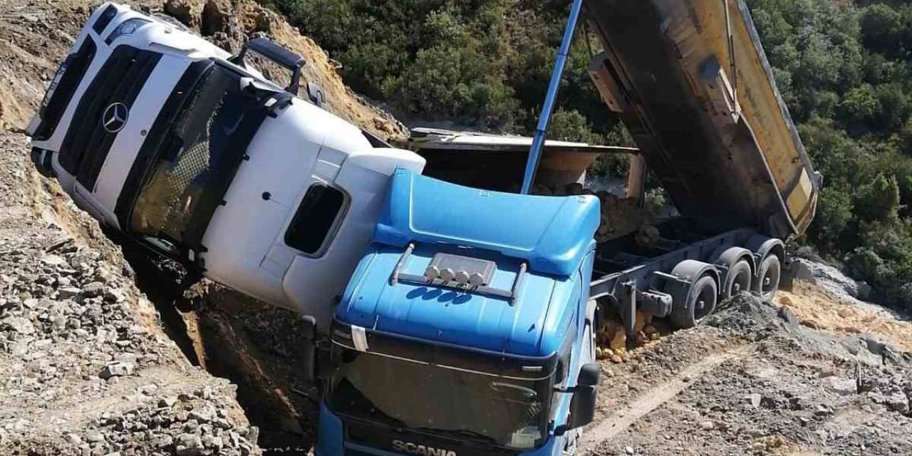 Sultangazi’de Döküm Sahasında Faciadan Dönüldü: 3 Hafriyat Kamyonu Boşluğa Düştü,